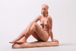 Skulptur. 20. Jh. Engobierte Terracotta. Sitzender, weiblicher Akt auf ovalem Sockel. Seitl. sign.
