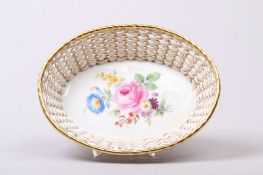 Korb. Meissen. Um 1900. Oval mit Korbrand. Im Spiegel polychrom gemaltes Blumenbukett,