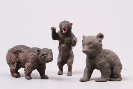 Konvolut Bären. Drei verschiedene, braun engobierte Keramikfiguren. H: bis 11 cm. Min. besch.
