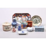 Konvolut. Japan, nach 1900 11 versch.Teile. Porzellan und Keramik, farbig dekoriert. Min. besch.