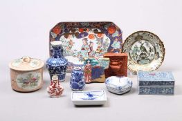 Konvolut. Japan, nach 1900 11 versch.Teile. Porzellan und Keramik, farbig dekoriert. Min. besch.