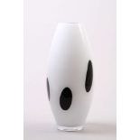 Große Vase. Murano, um 1970. Farbloses, weiß unterfangenes Glas mit schwarzen, eiförmigen
