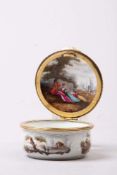 Dose. Meissen, um 1760. Reliefierte Rocaillenkartuschen polychrom bemalt mit Seelandschaften.