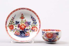 Tasse mit UT. Meissen, um 1730. Polychrom gemaltes Tischchenmuster. Schwertermarke. H: 4,3 cm. D: 12