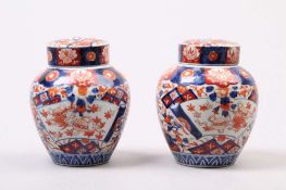 Paar Teedosen. Japan, nach 1900. Imari. Bauchige Deckelgefäße, farbig dekoriert. H: 17 cm. Deckel