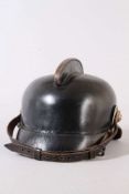 Feuerwehrhelm,  Sachsen. Lederhelm mit Lederkimme. Grün-silberne Kokarde. Lederriemen. Besch.