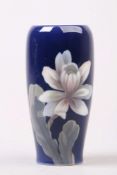 Vase. Kopenhagen, um 1923. Magnolienblüte in Pastellfarben auf kobaltblauem Fond. Manufakturmarke.