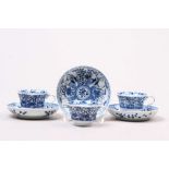 Drei Mokkatassen mit UT. Japan. Florale Blaumalerei. H: 4 cm. Start Price €30