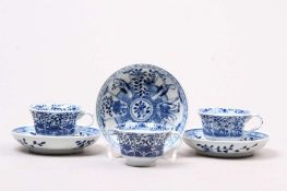 Drei Mokkatassen mit UT. Japan. Florale Blaumalerei. H: 4 cm. Start Price €30