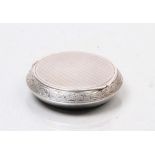 Schnupftabaksdose. Silber. Flache, runde Dose mit Scharnierdeckel. Feingehalt 800. Gew. 28 g. D: 5