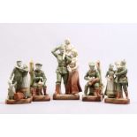 Fünf Keramikfiguren. Farbig bemalte Gruppen. Darstellung: Soldat bei Stiefelputz, beim Kaffee