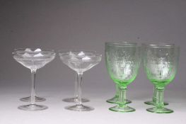 Konvolut Gläser. Vier Champagnerschalen, vier lindgrüne Wasserpokale. H: bis 17,5 cm. Start Price €