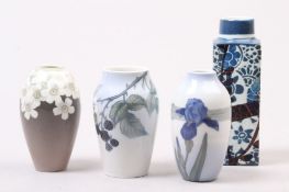 Vier Vasen. Drei bauchige Vasen mit pastellfarbener Blumenmalerei, Porzellan. Rechteckig hohe