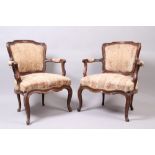 Paar Barock-Sessel. Franken, um 1750. Allseits geschweifte und profilierte Nussholzgestelle auf