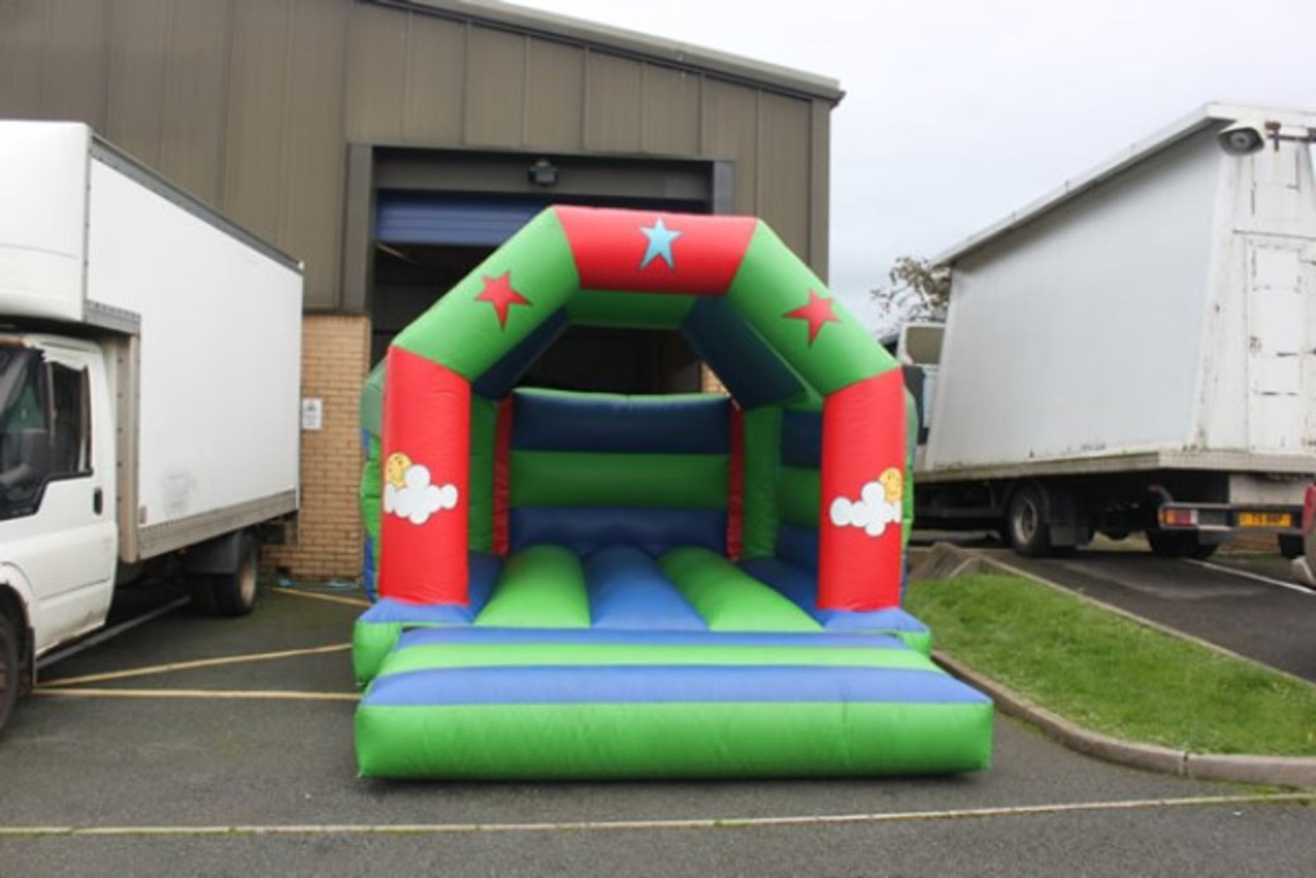 10ft x 10ft Inflatable Bouncy Castle - Image 2 of 2