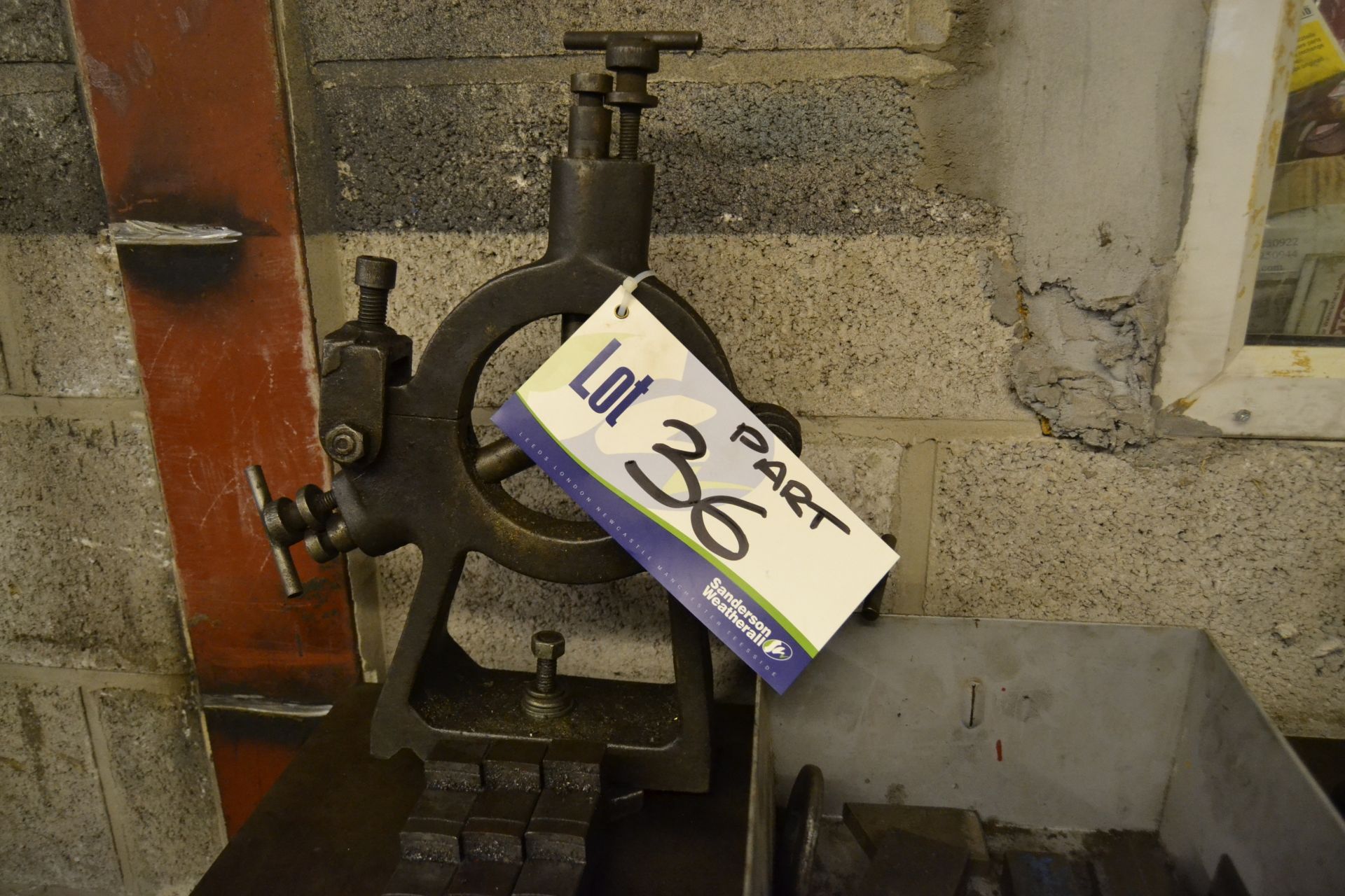 Colchester MASCOT 8½in. SLIDING SURFACING AND SCREW CUTTING GAP BED CENTRE LATHE, serial no. - Image 3 of 3