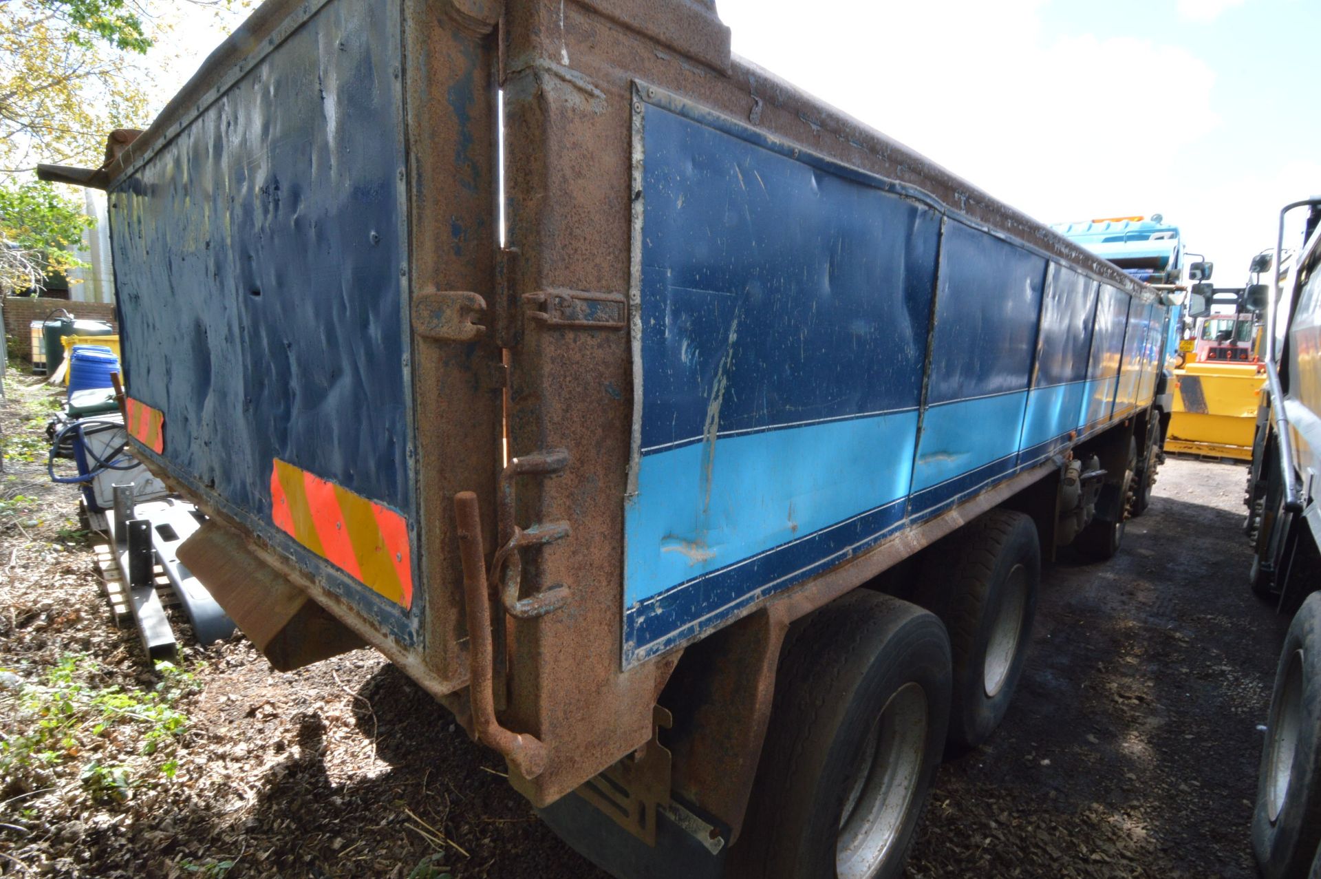 Hino 8X4 INSULATED BODY TIPPER, registration no. SW57 WVD, VIN JHEFY1EUK00010632, 403,039 - Image 6 of 8