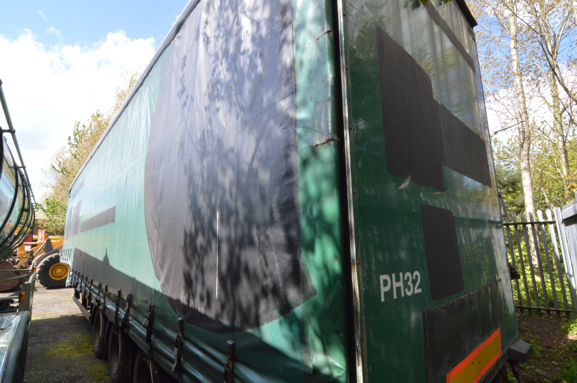 DonBur PM38DP 13.6m long Tri Axle Step Frame Curtainside Semi Trailer, chassis no. - Image 5 of 5