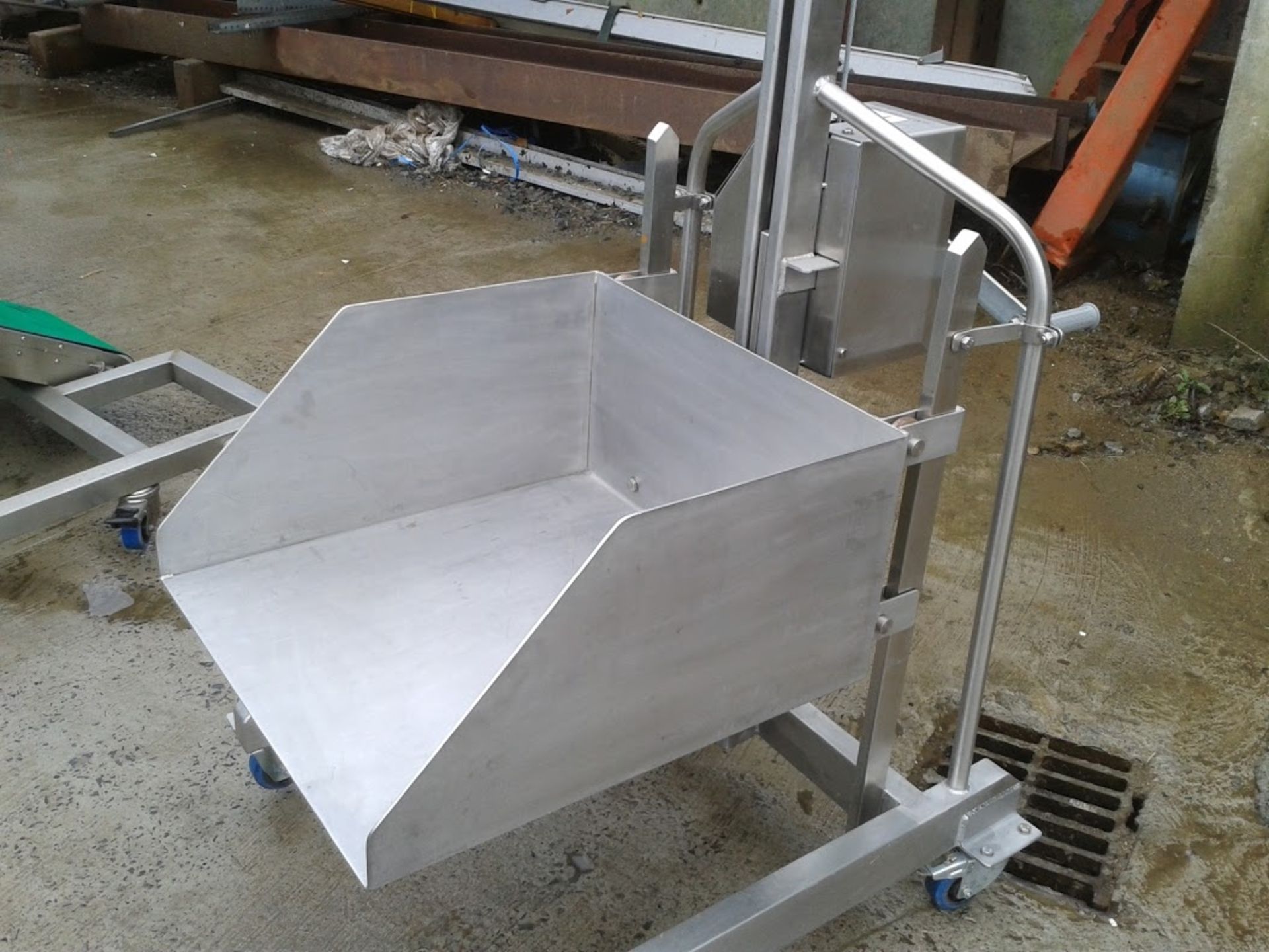 70kg Cap. Stainless Steel Mobile Hoist, 600mm x 600mm - Image 2 of 4