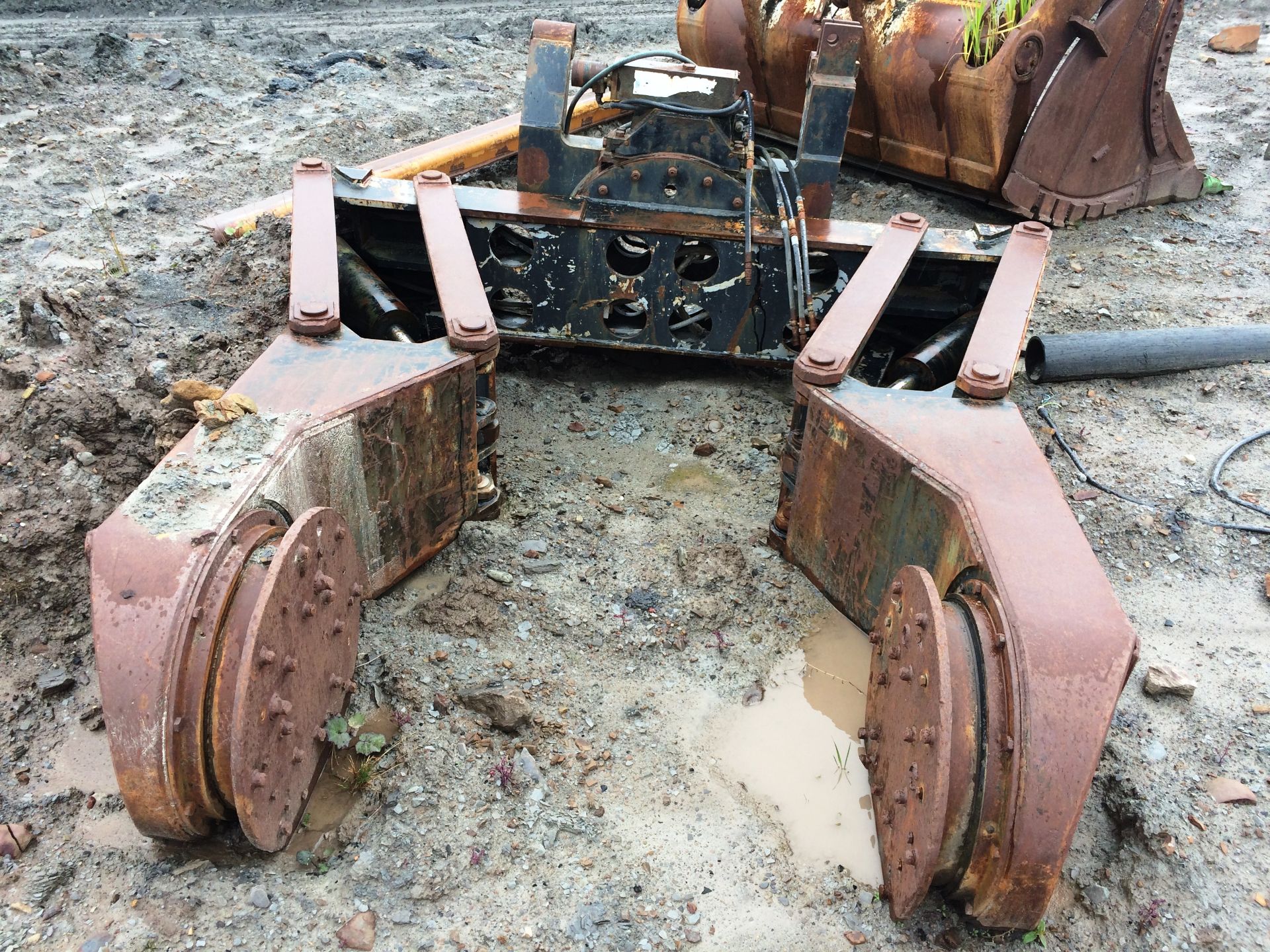 Forklift Hydraulic Plant Tyre Handling Attachment (required attention) Situated At Potland Burn Open - Image 3 of 3