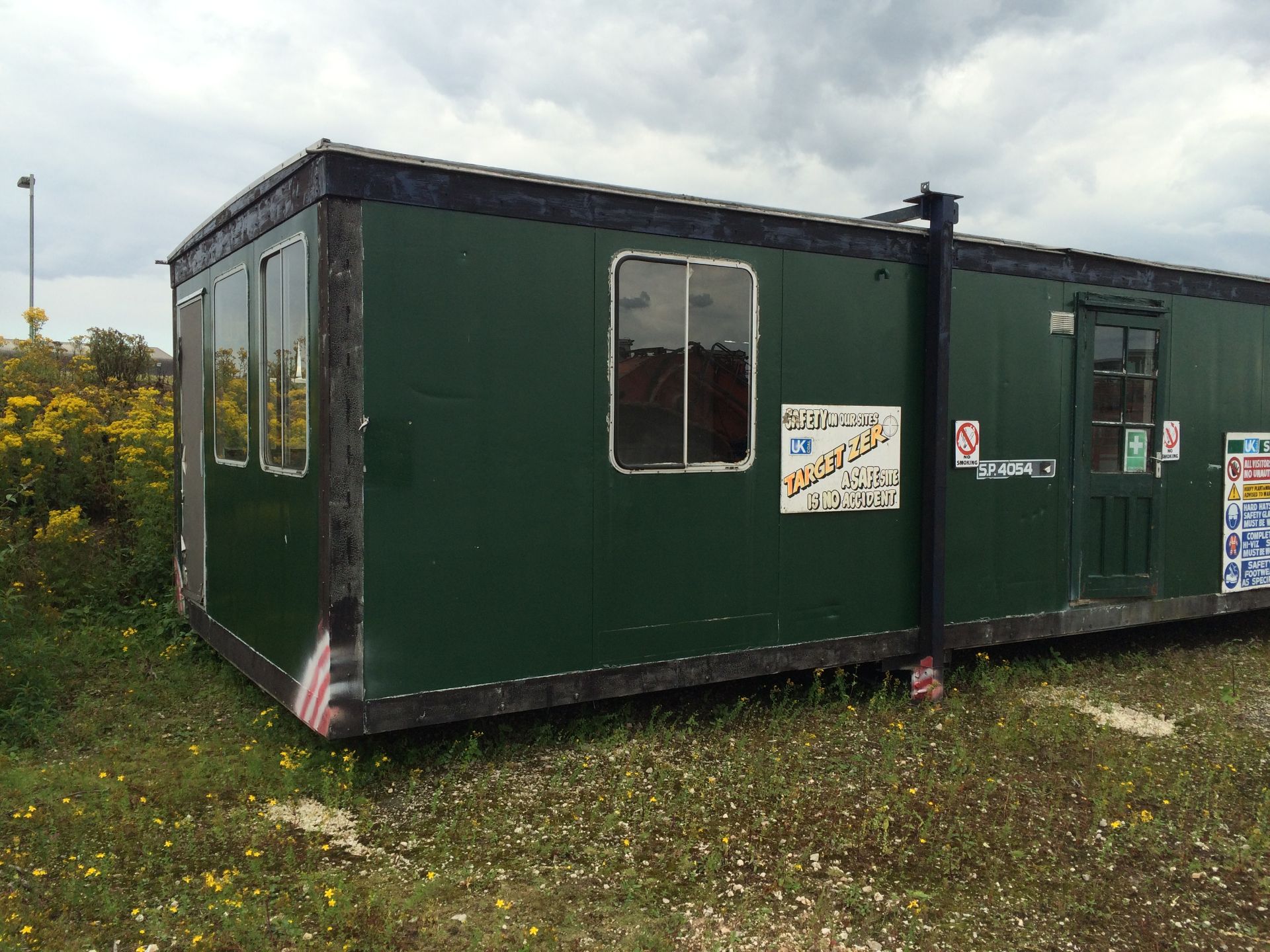 48ft / 14m Jack Leg Site Canteen, with oven, hob, extractor, sink, fridge freezer, tables and chairs