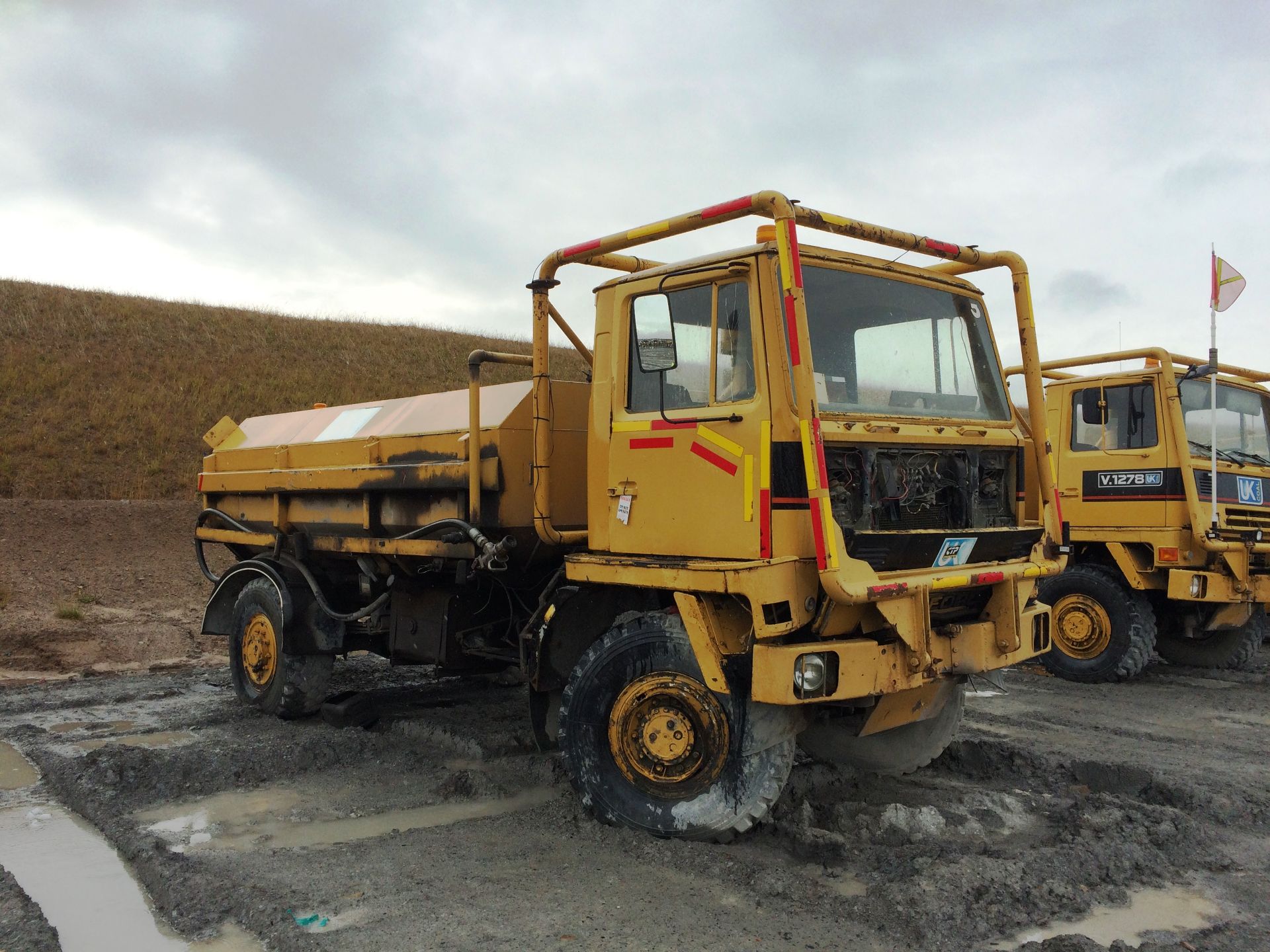 Bedford 4x4 Rigid Fuel/ Oil Bowser (engine seized) (plant no. V1262) Situated At Butterwell Open - Image 2 of 4