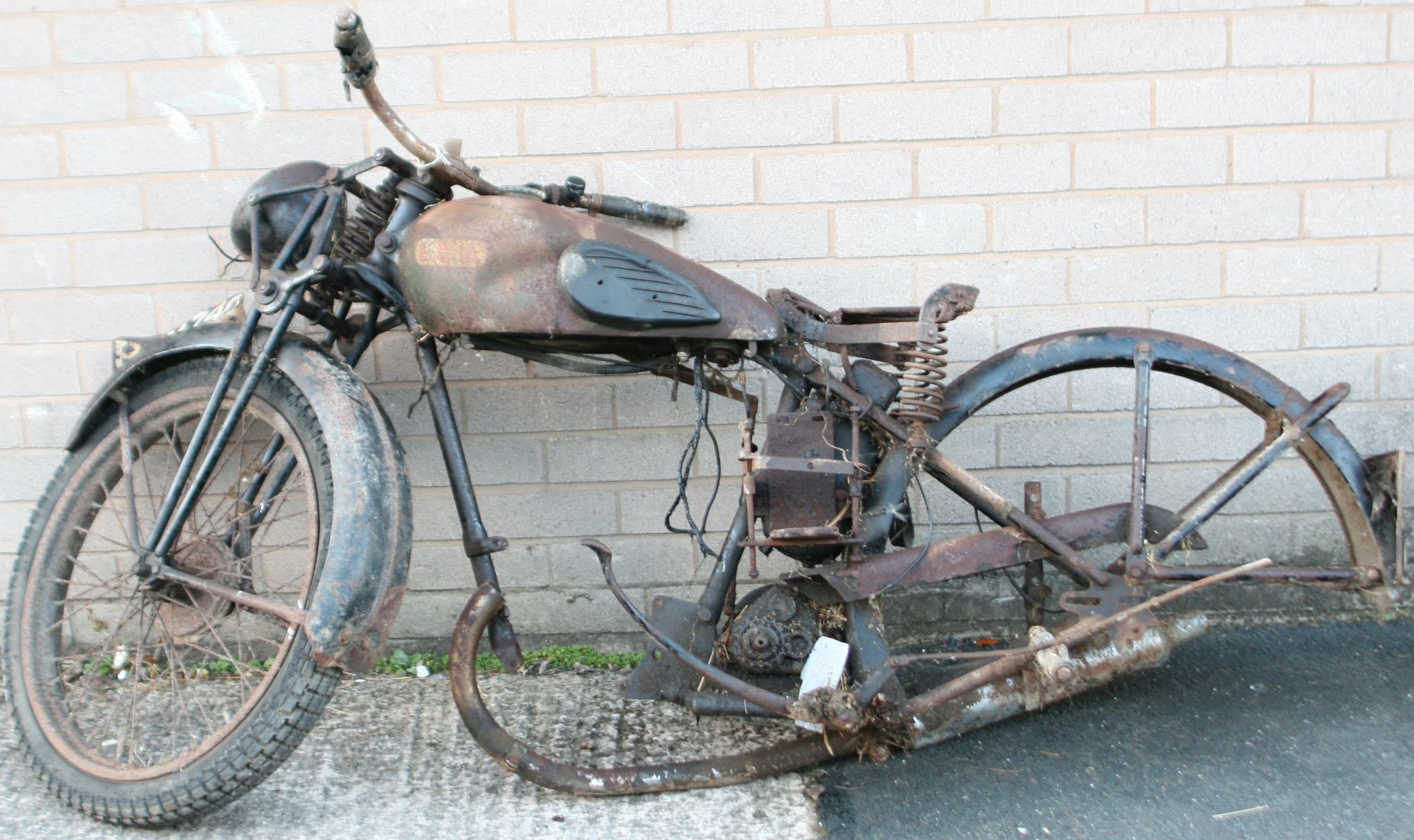 A 1930S BSA MOTORCYCLE FRAME FRAME NUMBER 5-4099. REG BRM740 NO V5 DOCUMENT