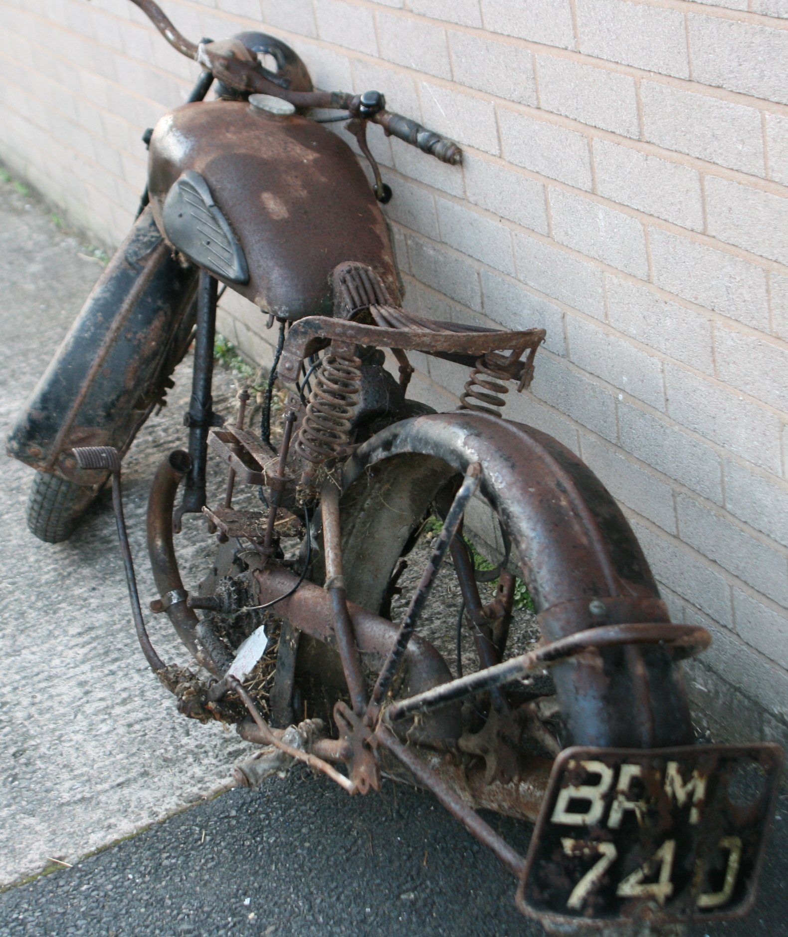 A 1930S BSA MOTORCYCLE FRAME FRAME NUMBER 5-4099. REG BRM740 NO V5 DOCUMENT - Image 6 of 7