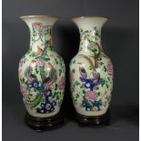 Zwei Vasen auf Stand China Ovoide Form mit weit ausschwingendem Trompetenhals; in polychromen