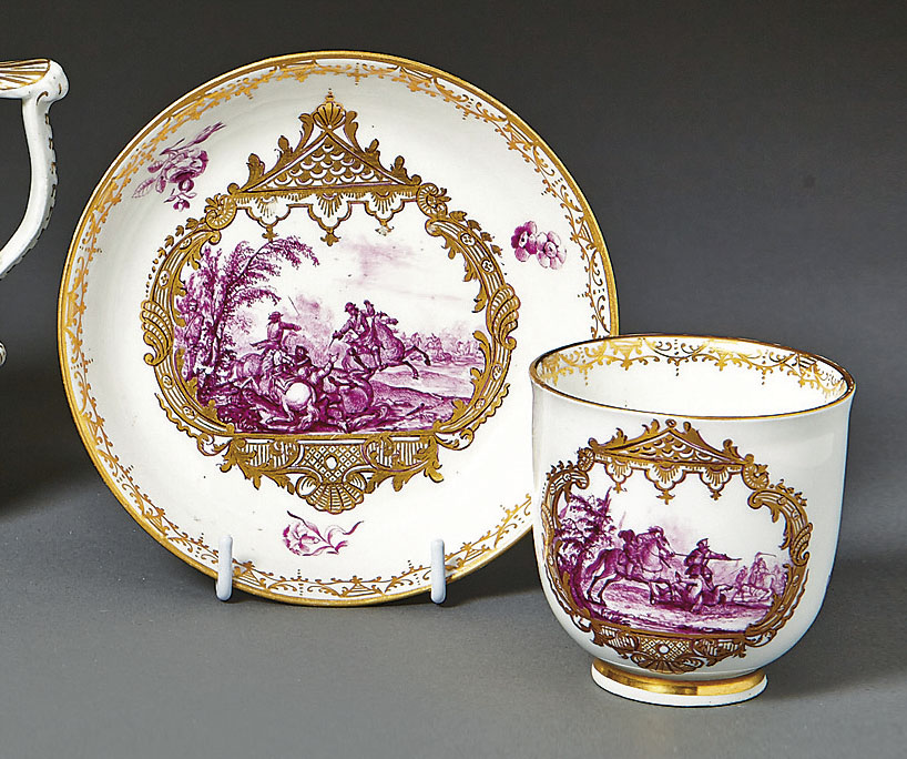 Tasse und Untertasse mit Bataillenszenen Meissen, 18. Jh. Becherform mit Rocaillenhenkel,