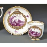 Tasse und Untertasse mit Bataillenszenen Meissen, 18. Jh. Becherform mit Rocaillenhenkel,