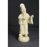 Konfuzius China Standfigur des Philosphen auf rundem Wolkensockel, in der linken Hand ein