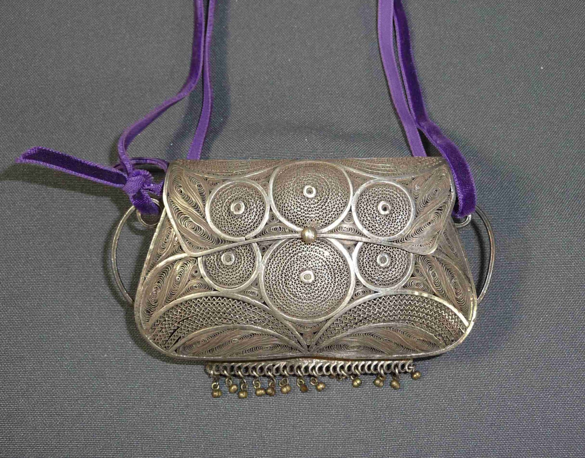 Silberfiligran-Börse Wohl Russland, um 1860 In Form einer Handtasche mit zwei seitlichen Bügeln, die