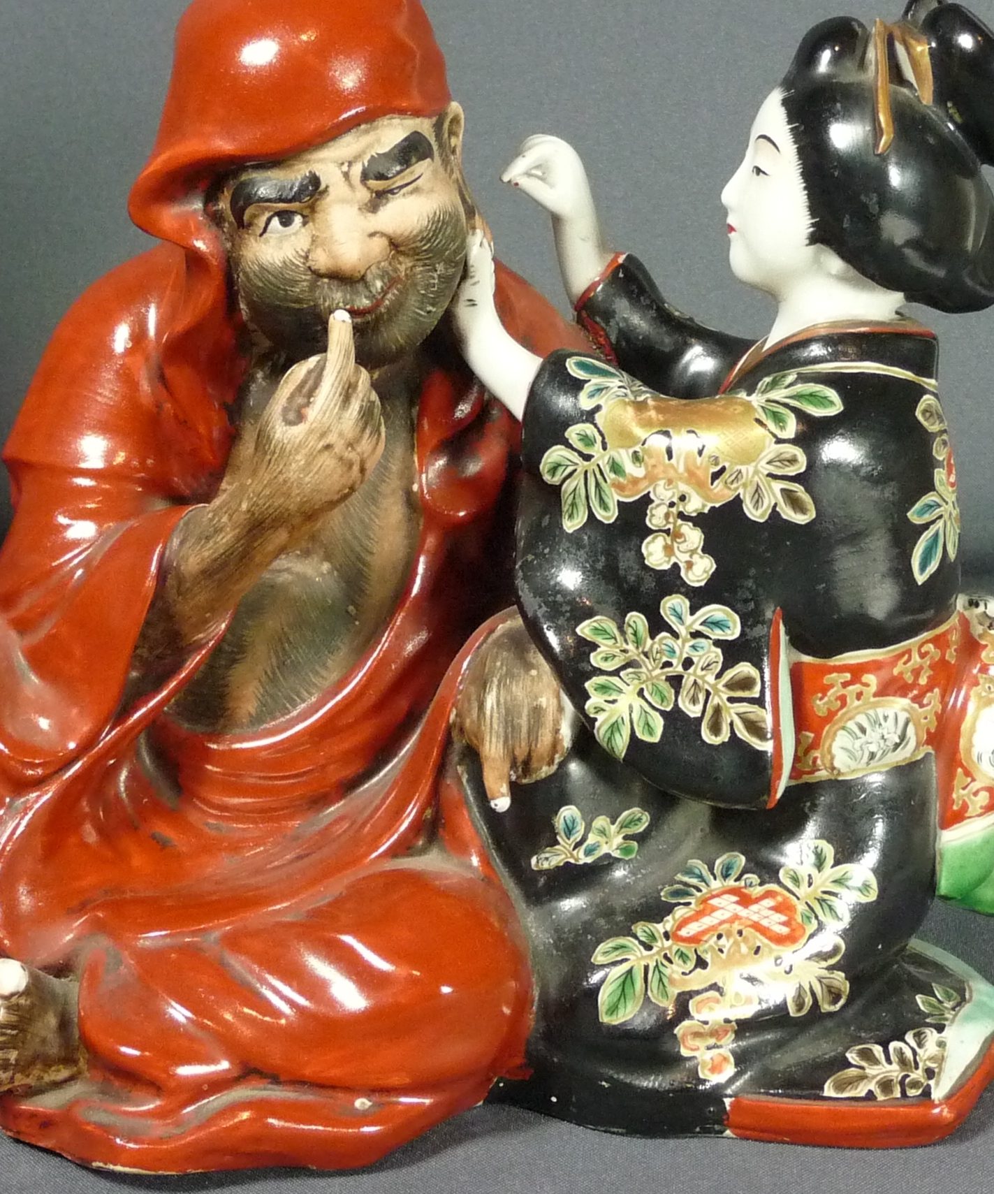 Daruma mit Geisha Japan, wohl Meiji-Periode Sitzende, stark behaarte Figur des Bodhidharma in - Image 2 of 3