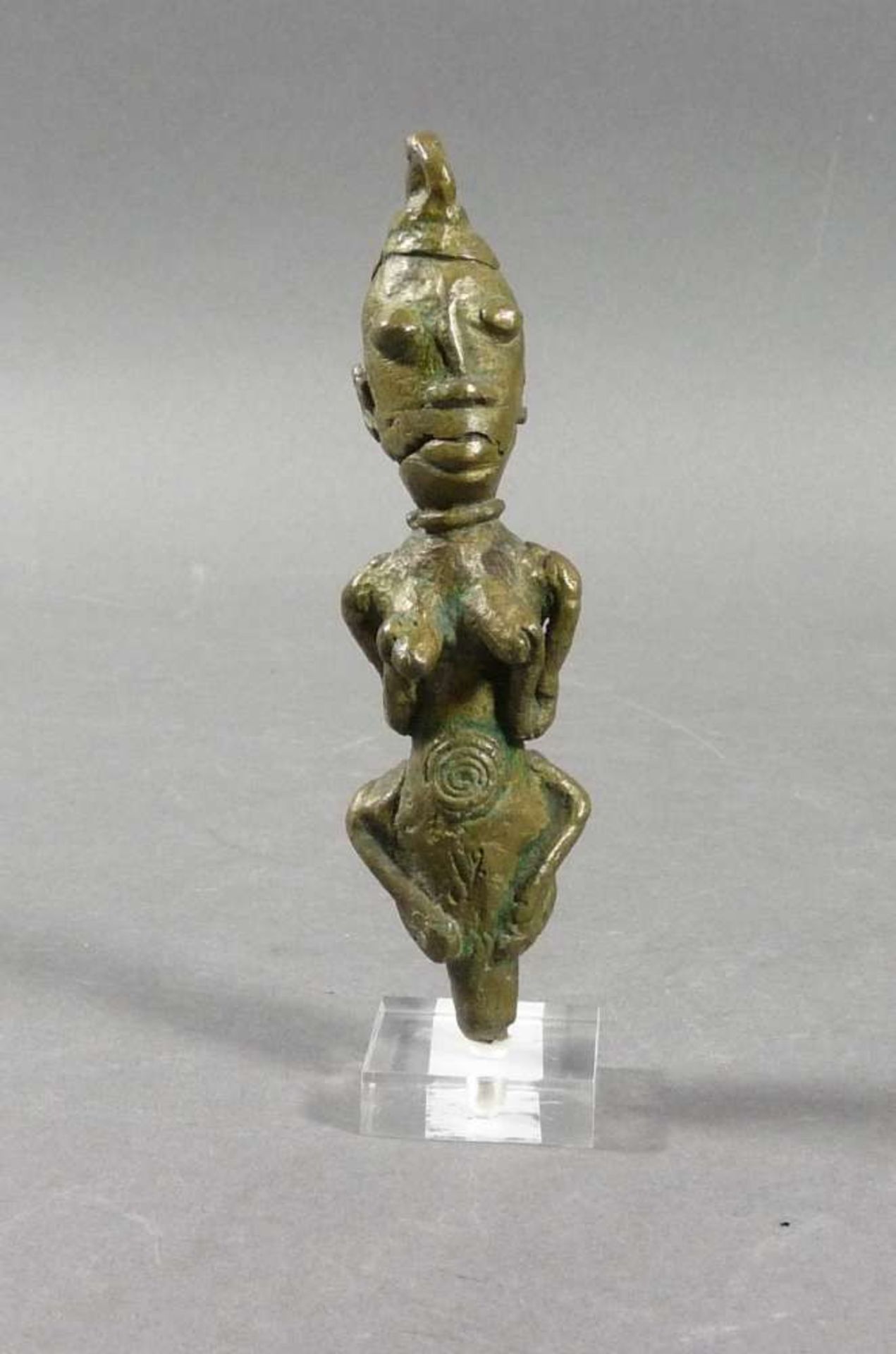 Stilisierte weibliche Figur Wohl West-Afrika Oberteil eines Kultstabes. Bronze gegossen. H. 13,4