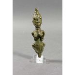 Stilisierte weibliche Figur Wohl West-Afrika Oberteil eines Kultstabes. Bronze gegossen. H. 13,4