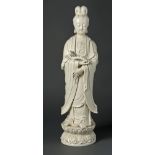 Figur der Guanyin China, Dehua (Fujian), 19. Jh. Auf doppeltem Lotossockel stehend mit Ling-zhi-