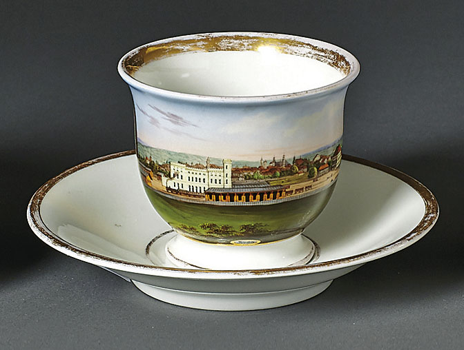 Tasse mit Ansicht von Görlitz und Untertasse KPM Berlin, um 1847-70 Gefußte Becherform mit C-Henkel;