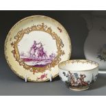 Tasse mit Untertasse Meissen, 18. Jh. Halbkugelige Tasse mit C-Henkel, schauseitig Harlekin und