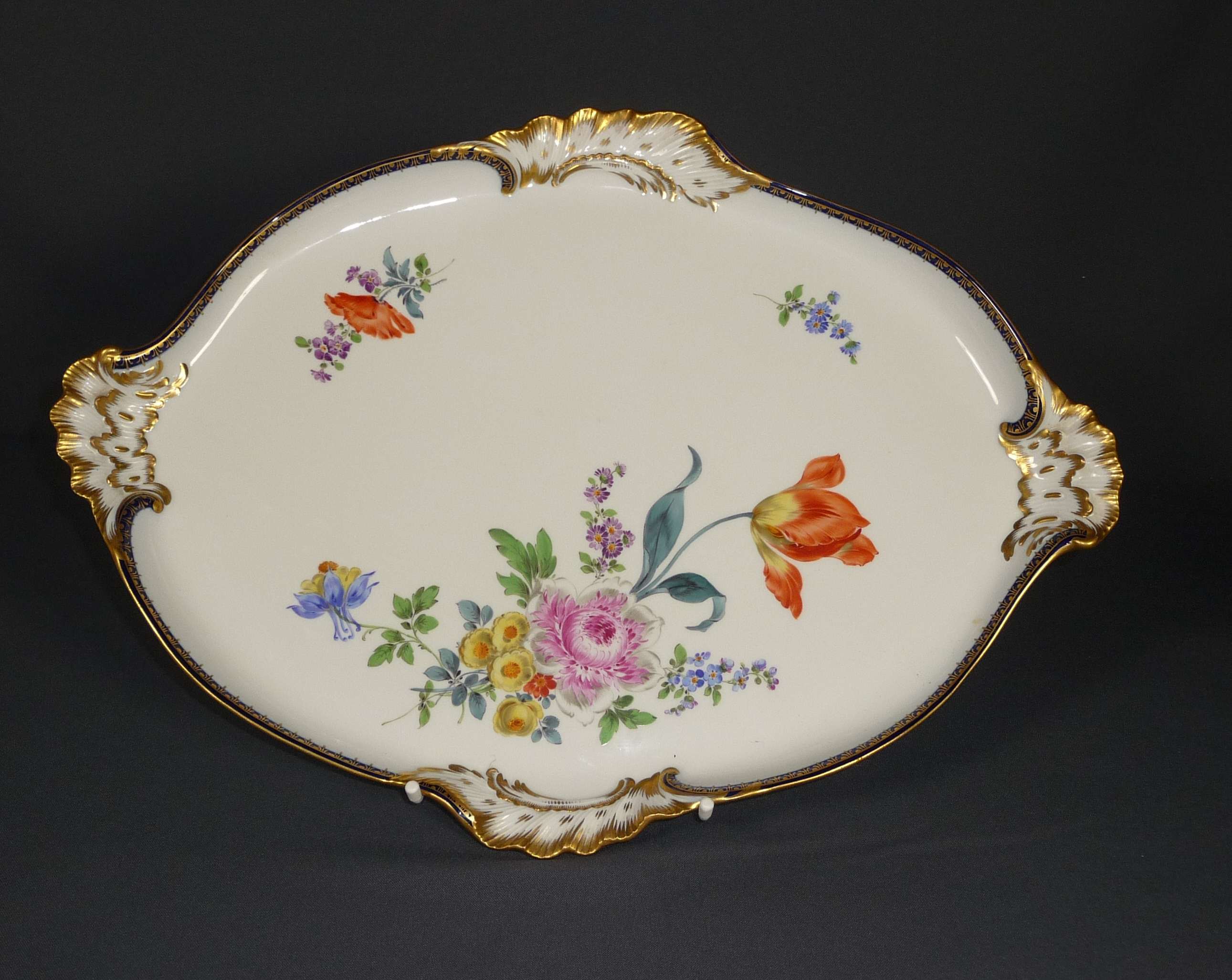 Ovale Platte mit Blumendekor Meissen, 20. Jh. An den vier Seiten jeweils goldgehöhtes Muschelrelief,