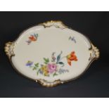 Ovale Platte mit Blumendekor Meissen, 20. Jh. An den vier Seiten jeweils goldgehöhtes Muschelrelief,