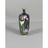 Kleine Solifleur-Vase Japan, Meiji-Periode Schlanke Walzenform, die Wandung sechsseitig