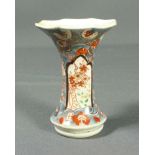 Imari-Miniaturvase in Trompetenform Japan, Meiji-Periode Über rundem Standring die eingezogene