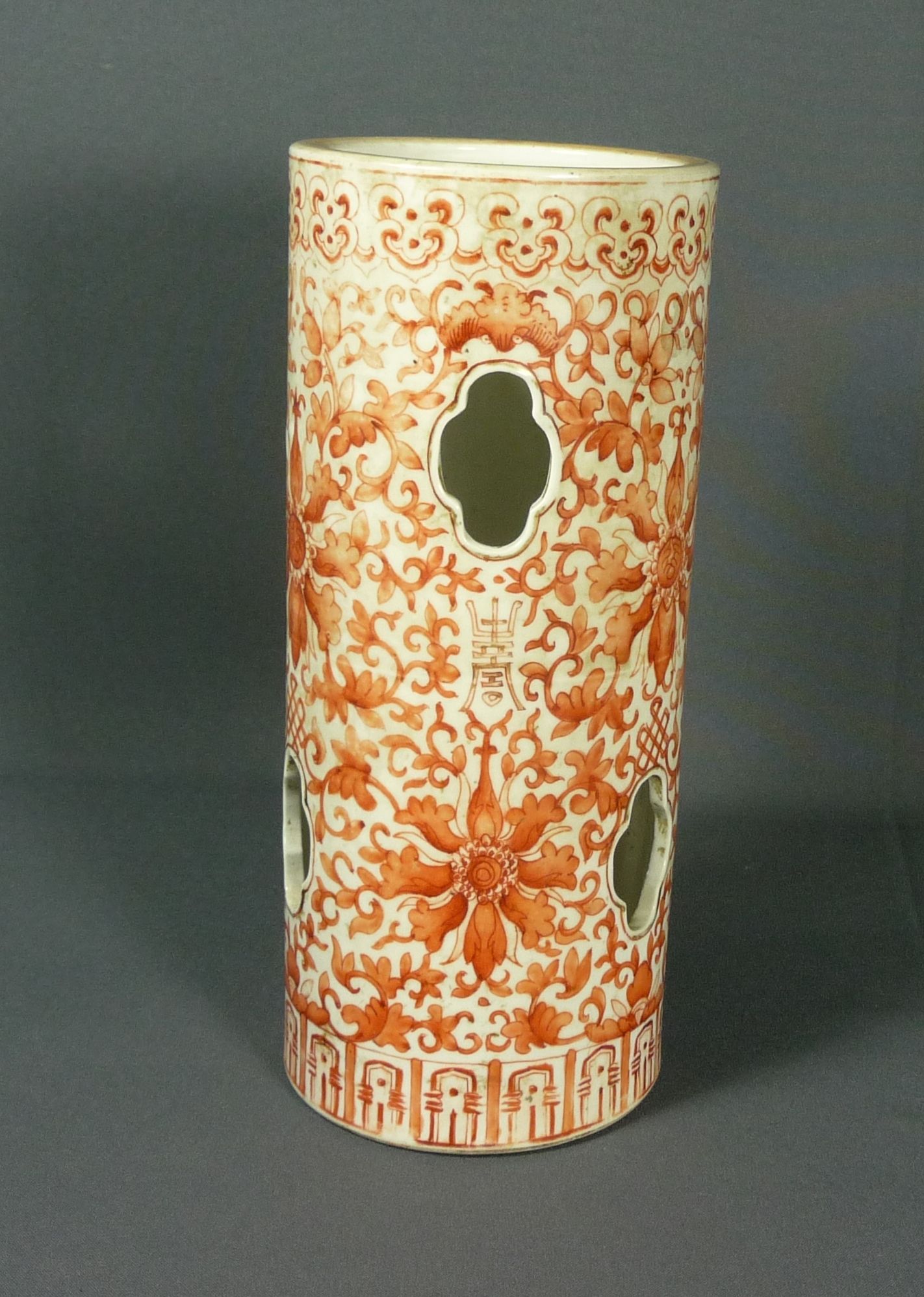 Hutständer China, 19. Jh. Zylindrische Form mit sechs vierpassigen Durchbrüchen, flächendeckende - Image 2 of 2