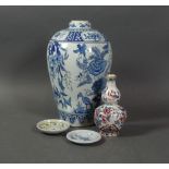 Konvolut von vier Fayencen 18. und 19. Jh. Eiförmige Vase mit Malermarke "SLE" (Deckel verloren),