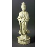 Guanyin China, Qing-Dynastie Auf großem Wellensockel stehend. Blanc de Chine. H. 38 cm. - Hände
