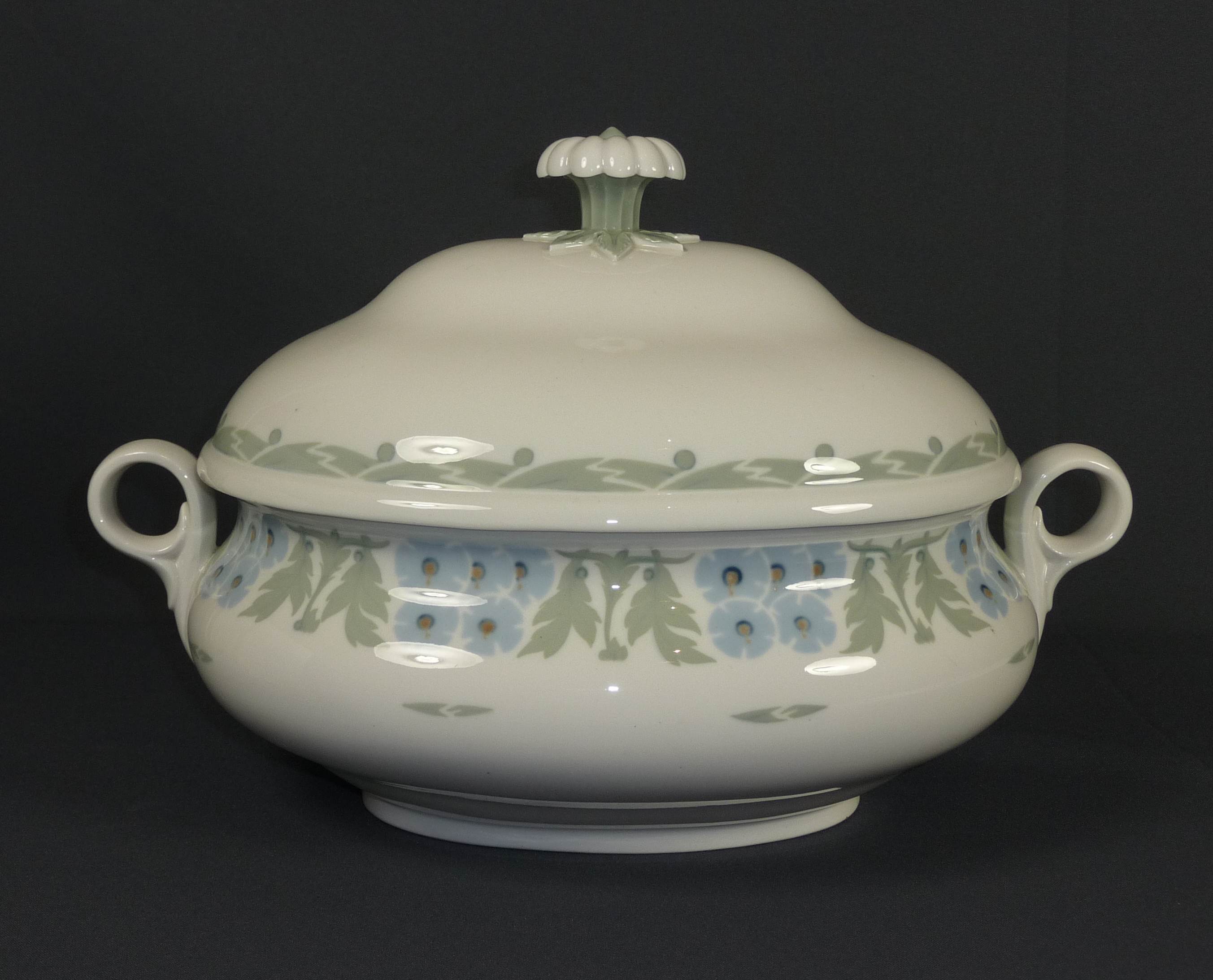 Art-Déco-Deckelterrine Meissen, um 1920 Ovale, gebauchte Form mit zwei vertikalen Ringgriffen, diese