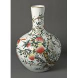 Große "Nine Peaches"-Vase China, Ende Qing bis Minguo, 19./20. Jh. Taoistische Tempelvase in
