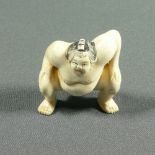 Netsuke "Sumotori" Japan, um 1900 Sumo-Kämpfer in Ausgangsposition. Elfenbein, vollrund