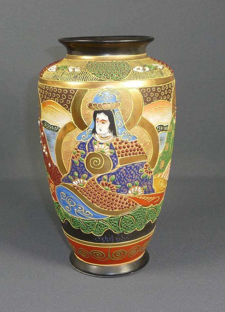 Vase im Satsuma-Stil Japan, wohl Arita, M. 20. Jh. Hochschultrig gebauchte Eiform mit abgesetztem